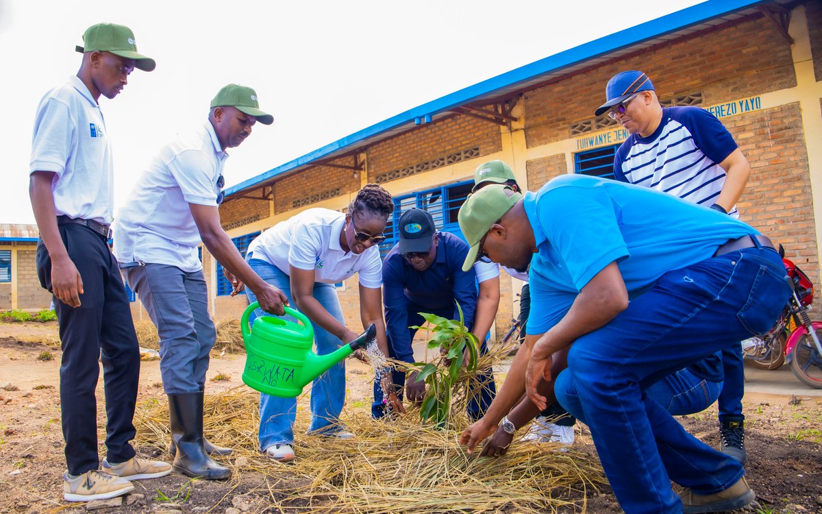 unicefrw's tweet photo. Yesteryday, we joined @EnvironmentRw, @UNDP_Rwanda, @REMA_Rwanda and the Gisagara community for #Umuganda, building erosion-control terraces and caring for newly planted trees as we launched Environment Week ahead of World Environment Day🌱

#EnvironmentWeek #ForEveryChild https://t.co/nm6ts59077