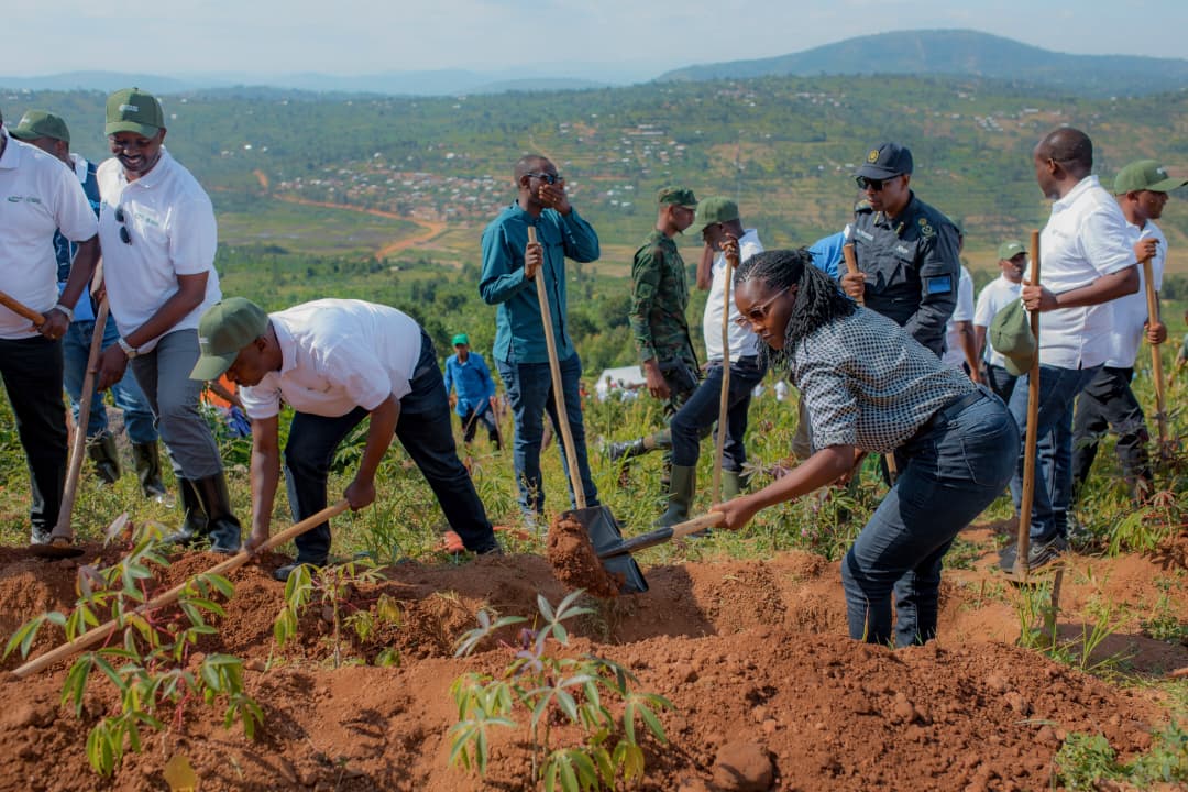 unicefrw's tweet photo. Yesteryday, we joined @EnvironmentRw, @UNDP_Rwanda, @REMA_Rwanda and the Gisagara community for #Umuganda, building erosion-control terraces and caring for newly planted trees as we launched Environment Week ahead of World Environment Day🌱

#EnvironmentWeek #ForEveryChild https://t.co/nm6ts59077