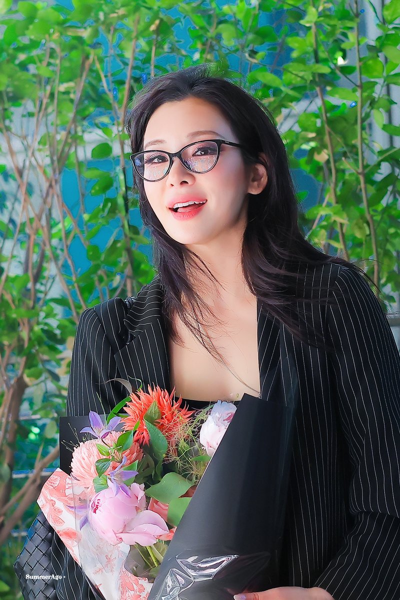 Summer_Ago's tweet photo. 260530 뮤지컬 렘피카 낮공 퇴근길 
#정선아 #정썸머 #썸머 #郑善雅 #JeongSunAh #렘피카 #Lempicka https://t.co/z9VUOzOjp5