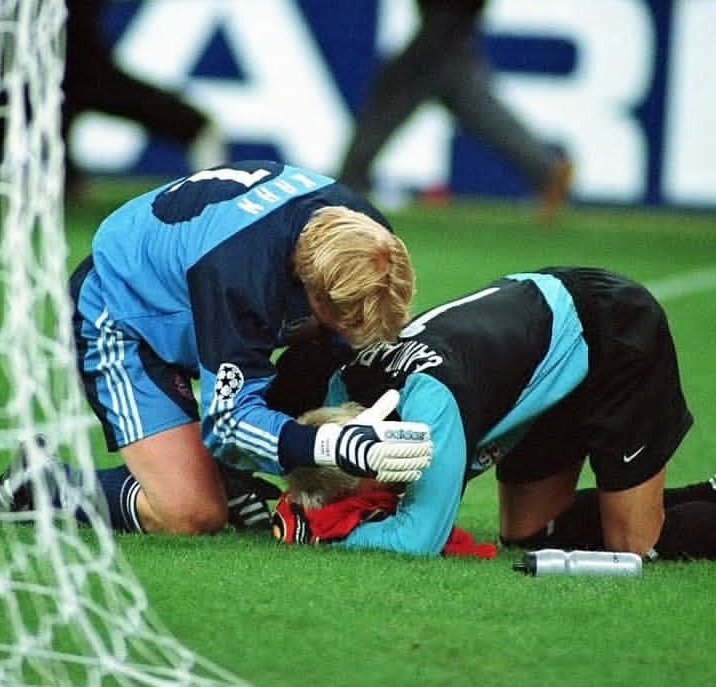 AgoraVCF's tweet photo. 🔙 Ayer se volvió a vivir la misma imagen 25 años después

🏳️ Tanto Oliver Kahn como Marquinhos prefirieron ir a consolar a su rival antes que celebrar el título 

Enormes capitanes 🧡 https://t.co/8QMgKywhSE