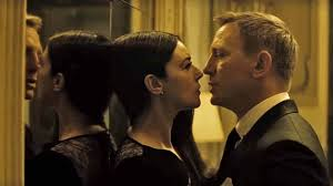 merlinpapin3's tweet photo. Ce soir sur @FranceTV #France2 le film #007Spectre de Sam Mendes (2015) avec Daneil Craig Christoph Waltz Léa Seydoux MonicaBelluci Naomie Harris Ralph Fiennes Andrew Scott Ben Whishaw

A Mexico, pendant la fête des Morts, James Bond tente de mettre la main sur Sciarra, que M, avant de mourir, lui avait dit de surveiller. 007 le tue avant d'être mis à pied par le nouveau M, qui voit d'un mauvais oeil l'arrivée de C, qui veut mettre fin au programme 00. Bond passe outre les ordres...

@FredOL69007

❤️si vous aimez