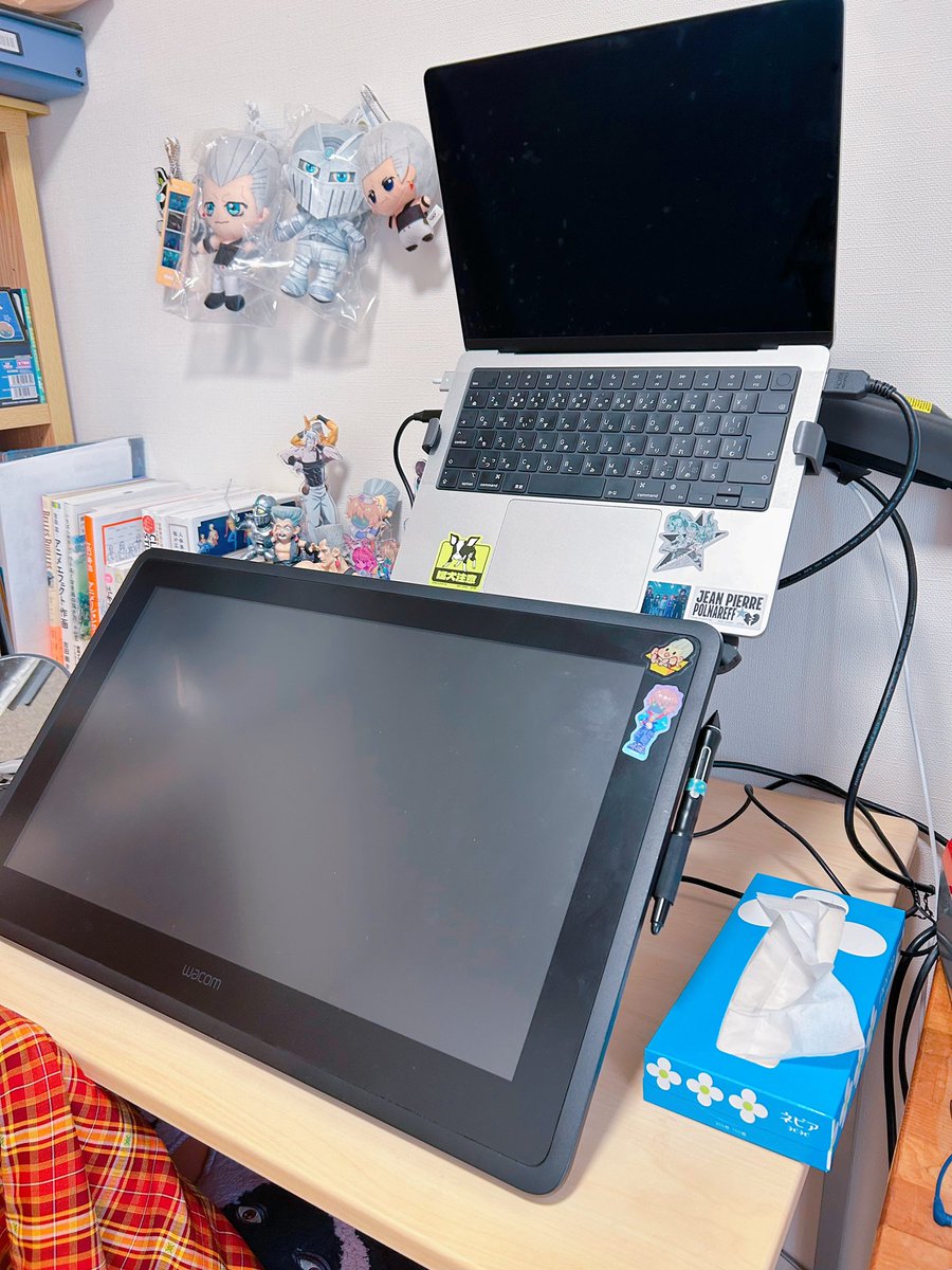 FDC_pp's tweet photo. 作業環境改善の為PCスタンドアームを導入！
精密機器が浮いてるのって緊張感ある https://t.co/H7m791UVxZ