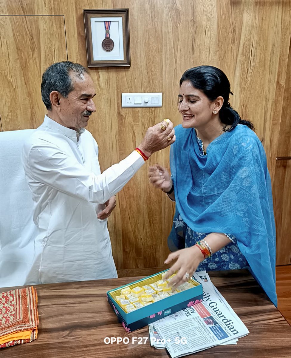RakheeRathore_'s tweet photo. विधि (Law) में PhD की उपाधि प्राप्त करने के पश्चात आज भाजपा के यशस्वी प्रदेश अध्यक्ष, पार्टी में हम सभी के अभिभावक आदरणीय श्री @madanrrathore जी से शिष्टाचार भेंट कर उनका मुँह मीठा करवाकर मार्गदर्शन प्राप्त किया।

उनका अनुभव, संगठन के प्रति समर्पण और कार्यकर्ताओं के प्रति आत्मीयता हम सभी को सदैव जनसेवा के पथ पर आगे बढ़ने की प्रेरणा देता है।

#BJP #BJPRajasthan
#Madanrathore #BJPMahilaMorcha #DrRakheeRathore