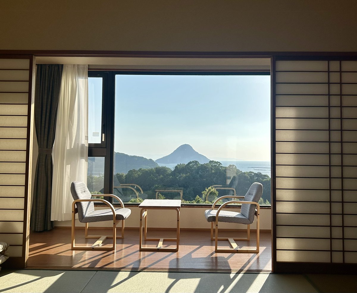 19onenine1's tweet photo. 到着⛰️

天草富士がしっかり一望できるのは嬉しいが西日がすごくてカーテン閉めました🥵 https://t.co/E55hQfMn1q