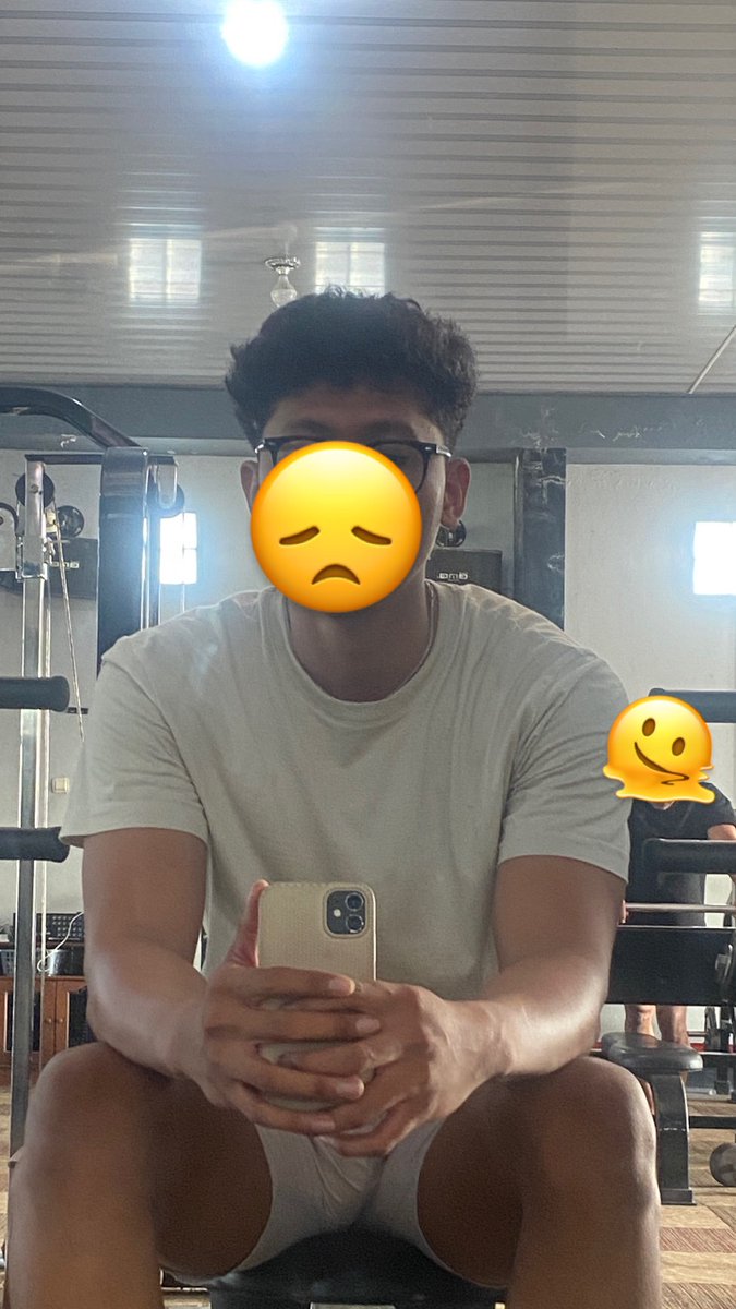 Moderat70302890's tweet photo. itu org dibelakang gua peluk to much gak ya 😭 https://t.co/LjXpLYDY5C