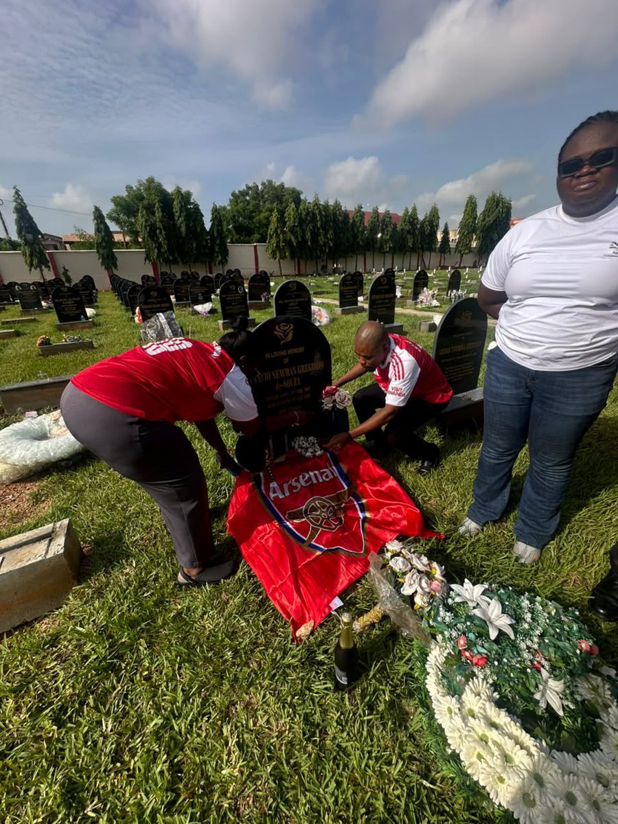 GhanaWeekend's tweet photo. 🚨:Former Citi FM/Channel One TV staff, Octavio Newman Gregorio de-Souza, a passionate Arsenal supporter who passed away on November 10, 2024, has been lovingly honored by his friends after Arsenal’s Premier League triumph.
Rest in power, Octavio 🫶🏼
#GhanaWeekend
#COYG 🔴⚪️ https://t.co/HbLjXn9T7W