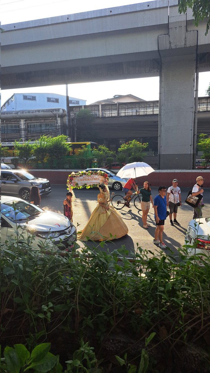 OroVernon's tweet photo. Signs na bading tlaga ako: Ni rarate ko mga gown ng mga nag flflores de Mayo https://t.co/PZuLV3ClQu