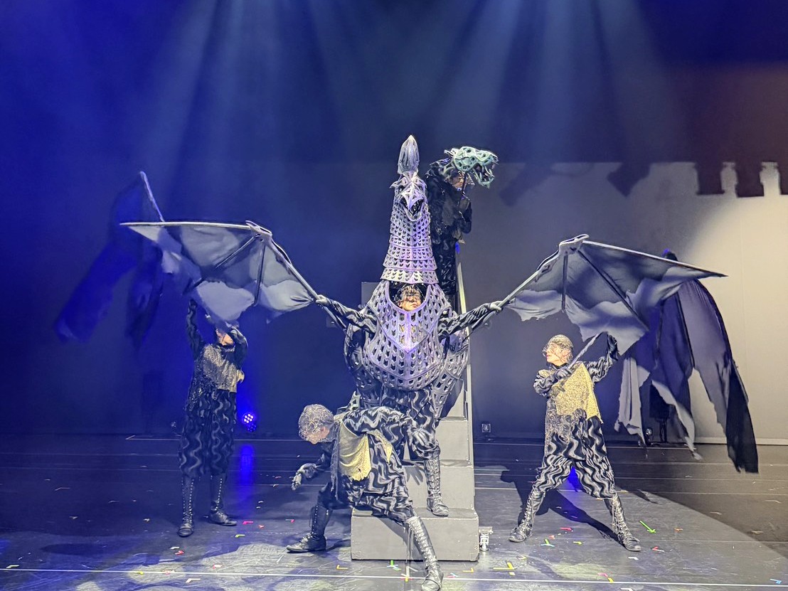 tokura_yuki's tweet photo. 覚醒後魔獣たち！

バジは巨大羽根
リヴィは波
ミノは赤目
で、覚醒でした！

しかしこれもまほステが誇るスーパークリエイティブチーム(振付、アクション、造形、照明、映像、衣装、音響、演出部)のたまものです！

パワーズは固定の担当魔獣はなく、そのシーンごとでいける人がやってました！ https://t.co/altxf0PA1g