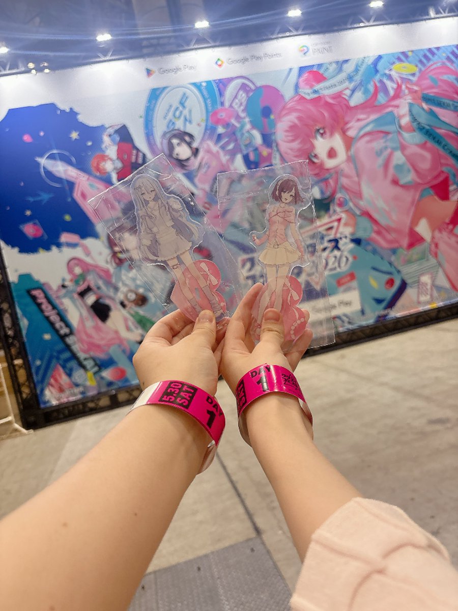 torico_13's tweet photo. 生まれて初めてクリフェスに行ってきました。
勝手が分からなくて行き当たりばったりでしたが、母は娘の幸せそうな興奮してる顔を見れて幸せでした。
そして私もクリエイターさんたちの可愛いグッズが見れて福眼でした。
DJライブがクラブみたいでめちゃ楽しかった！！
#クリフェス　#プロセカ https://t.co/RAuj1O8YvN