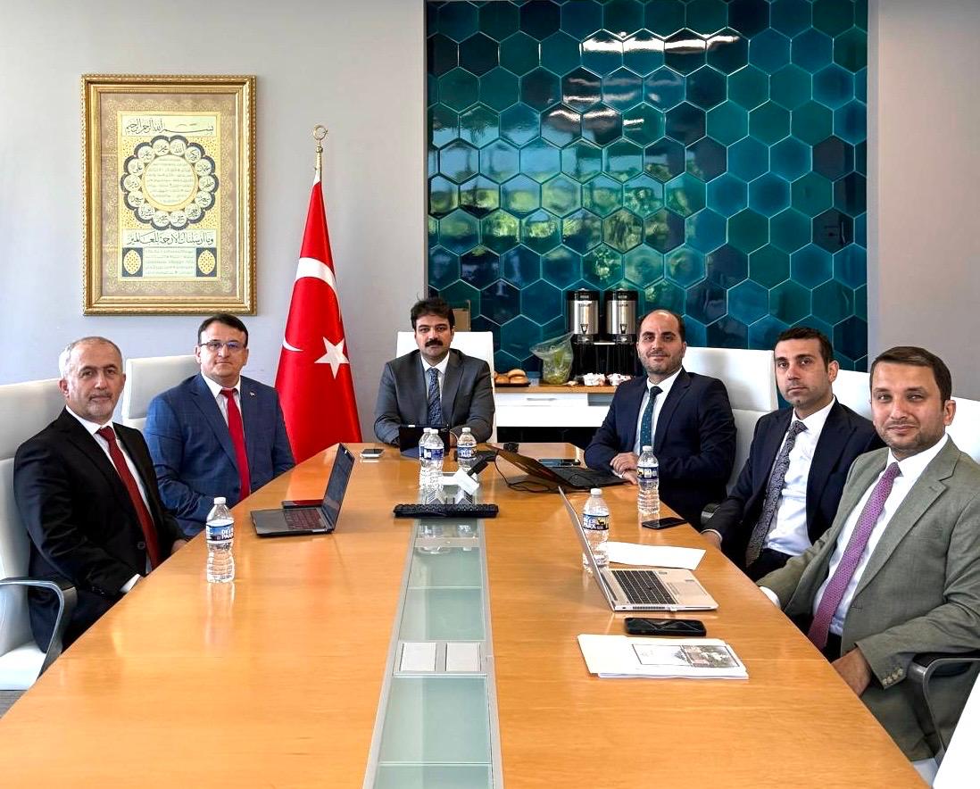 mebyyegm's tweet photo. Amerika Birleşik Devletleri’nde görev yapan eğitim müşavirlerimiz ve eğitim ataşelerimizle, Diyanet Center of America’da düzenlediğimiz Amerika Bölge Çalıştayı’nda bir araya geldik.

Çalıştay kapsamında müşavirlik ve ataşeliklerimizin yürüttüğü faaliyetleri, idari süreçleri, bölgedeki eğitim çalışmalarını ve önümüzdeki dönemde hayata geçirilebilecek yeni proje ve iş birliği imkanlarını kapsamlı şekilde değerlendirdik.

Sahadan gelen tecrübelerin paylaşılmasına ve ortak aklın güçlendirilmesine imkân sağlayan çalıştayımızın son derece verimli geçtiğine inanıyor; ülkemizin eğitim alanındaki uluslararası çalışmalarına katkı sunan tüm müşavir ve ataşelerimize teşekkür ediyoruz.
@tcmeb 
@Yusuf__Tekin 
@CelileErenOKTEN 
#meb #Türkiye #eğitim #diplomasi