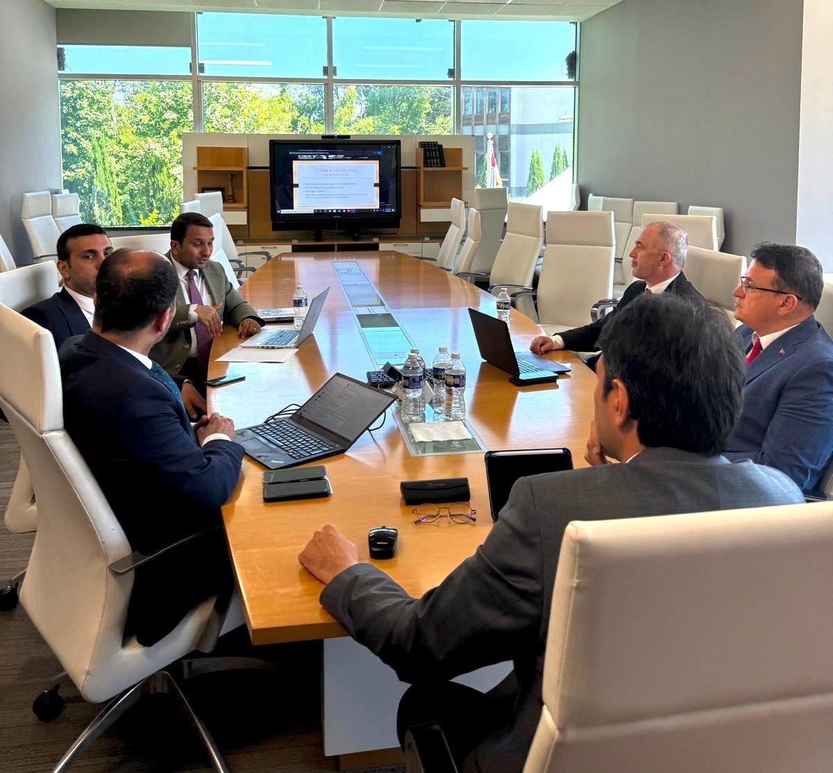 mebyyegm's tweet photo. Amerika Birleşik Devletleri’nde görev yapan eğitim müşavirlerimiz ve eğitim ataşelerimizle, Diyanet Center of America’da düzenlediğimiz Amerika Bölge Çalıştayı’nda bir araya geldik.

Çalıştay kapsamında müşavirlik ve ataşeliklerimizin yürüttüğü faaliyetleri, idari süreçleri, bölgedeki eğitim çalışmalarını ve önümüzdeki dönemde hayata geçirilebilecek yeni proje ve iş birliği imkanlarını kapsamlı şekilde değerlendirdik.

Sahadan gelen tecrübelerin paylaşılmasına ve ortak aklın güçlendirilmesine imkân sağlayan çalıştayımızın son derece verimli geçtiğine inanıyor; ülkemizin eğitim alanındaki uluslararası çalışmalarına katkı sunan tüm müşavir ve ataşelerimize teşekkür ediyoruz.
@tcmeb 
@Yusuf__Tekin 
@CelileErenOKTEN 
#meb #Türkiye #eğitim #diplomasi