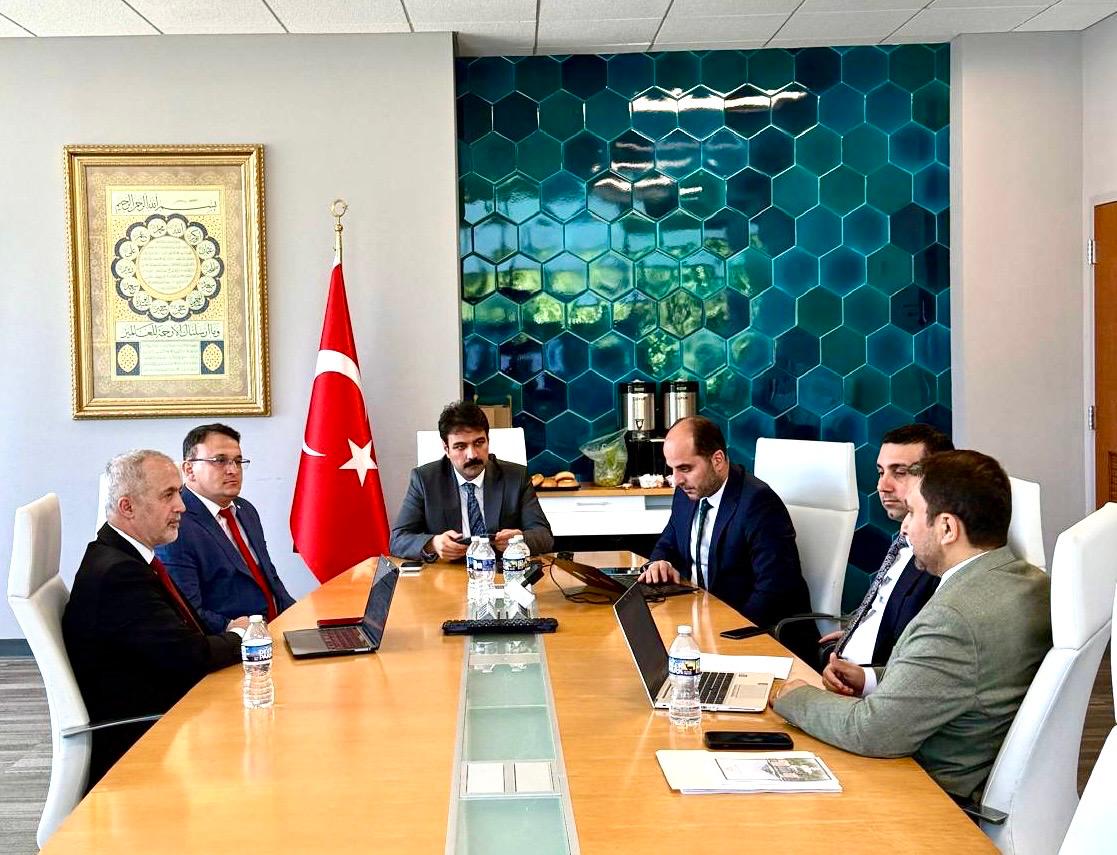 mebyyegm's tweet photo. Amerika Birleşik Devletleri’nde görev yapan eğitim müşavirlerimiz ve eğitim ataşelerimizle, Diyanet Center of America’da düzenlediğimiz Amerika Bölge Çalıştayı’nda bir araya geldik.

Çalıştay kapsamında müşavirlik ve ataşeliklerimizin yürüttüğü faaliyetleri, idari süreçleri, bölgedeki eğitim çalışmalarını ve önümüzdeki dönemde hayata geçirilebilecek yeni proje ve iş birliği imkanlarını kapsamlı şekilde değerlendirdik.

Sahadan gelen tecrübelerin paylaşılmasına ve ortak aklın güçlendirilmesine imkân sağlayan çalıştayımızın son derece verimli geçtiğine inanıyor; ülkemizin eğitim alanındaki uluslararası çalışmalarına katkı sunan tüm müşavir ve ataşelerimize teşekkür ediyoruz.
@tcmeb 
@Yusuf__Tekin 
@CelileErenOKTEN 
#meb #Türkiye #eğitim #diplomasi