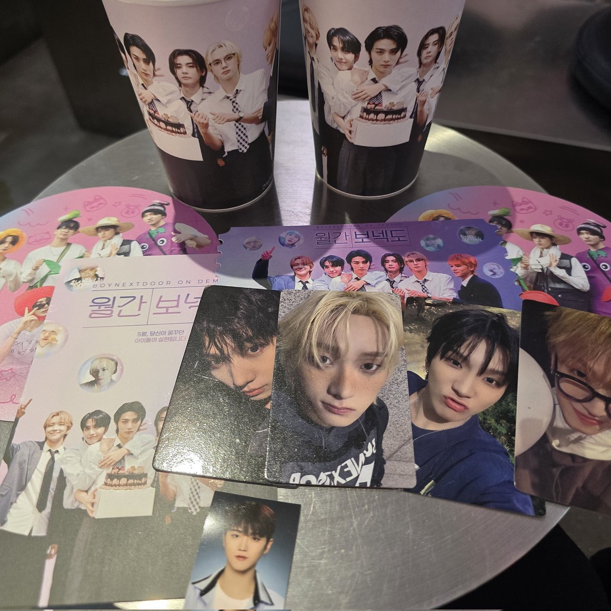YyyShh70450's tweet photo. 3주년 기념으로 온 카페!!❣️❣️
앞에서 뮤비틀어어 계속 보고나왔다ㅎㅎ

#월간보넥도
#BOYNEXTDOOR https://t.co/Zkl2OpY7lr