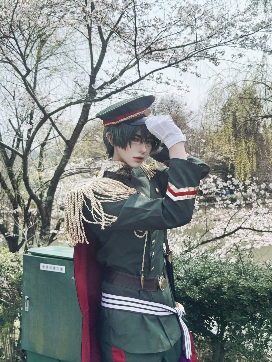 hasumi0412's tweet photo. 大正時代に撮られた軍服姿の青年。 https://t.co/NBGiuAuCKX