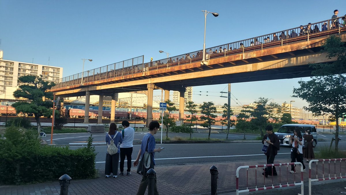mare38049136's tweet photo. @Aki_1552 ちょっと分かりにくいかもですが笠寺駅の歩道橋？の会場側の下にいます。男2人組で写真のトート持ってる人です https://t.co/HtkpXLHerJ