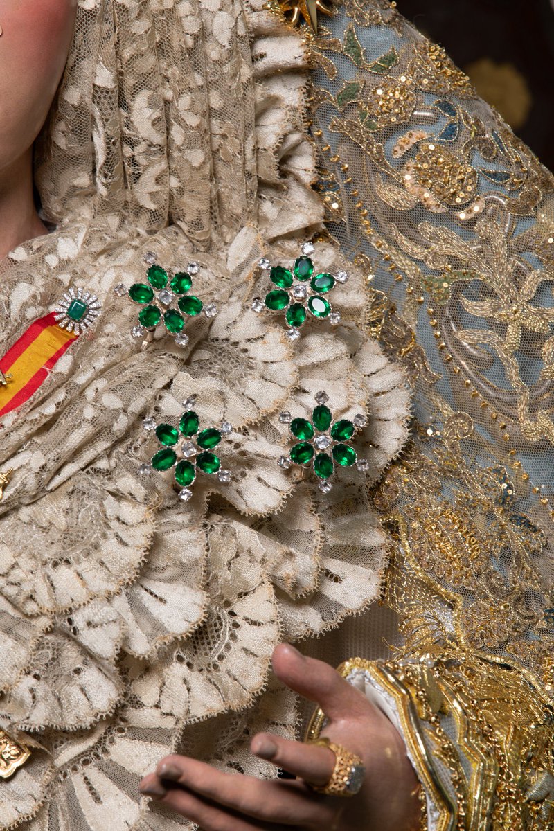 mjcalero_'s tweet photo. 𝟑𝟏 𝐝𝐞 𝐌𝐚𝐲𝐨, 𝟏𝟗𝟔𝟒

No se vio otra cosa igual, ni coronación más rica. Nunca resultó más chica la más grande catedral. Fue otra corte celestial presidida por su encanto.

LXII Aniversario de la Coronación Canónica de la Reina y Señora de Sevilla, la Esperanza Macarena. https://t.co/LjlX6WNRV5