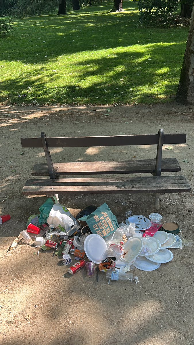 daridareando's tweet photo. @MADRID Así se encuentra el Parque del Oeste a las 11 de la mañana un domingo. 

Apelamos a la conciencia cívica, pero cuando escasea, necesitamos servicios públicos que nos dejen los parques a la altura de esta ciudad. https://t.co/uAFiebEp3a