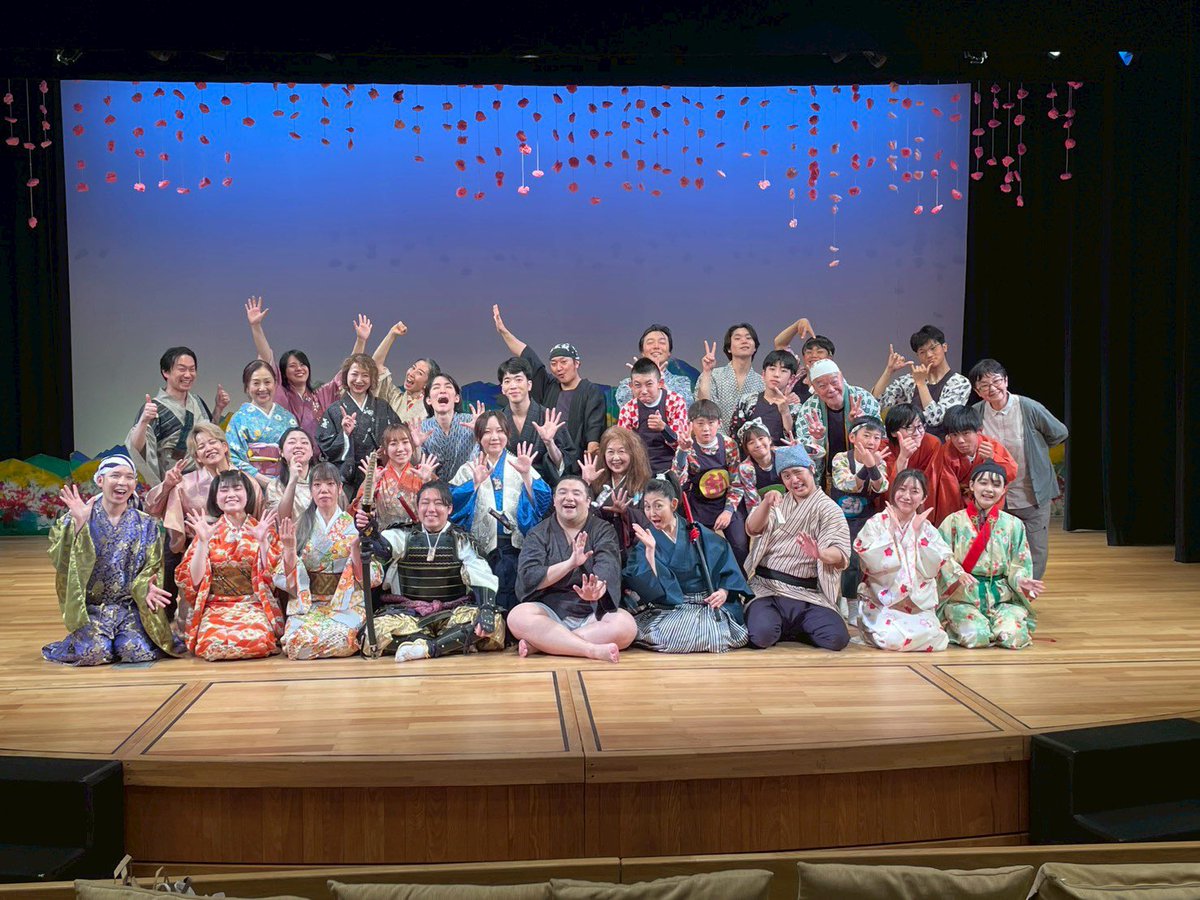 andoinekariando's tweet photo. 無事幕を下ろす事が出来ました。
本当にたくさんの方々に支えられ、沢山の方々に観ていただけると事ができました！

劇場では笑い声や涙で溢れていてプロデューサーの私も泣きながら笑って感情が忙しかったです！
今後とも【昔々の、ふしぎ】を劇団GlanzParkをよろしく��願いいたします。 https://t.co/JzRA9yVkqi