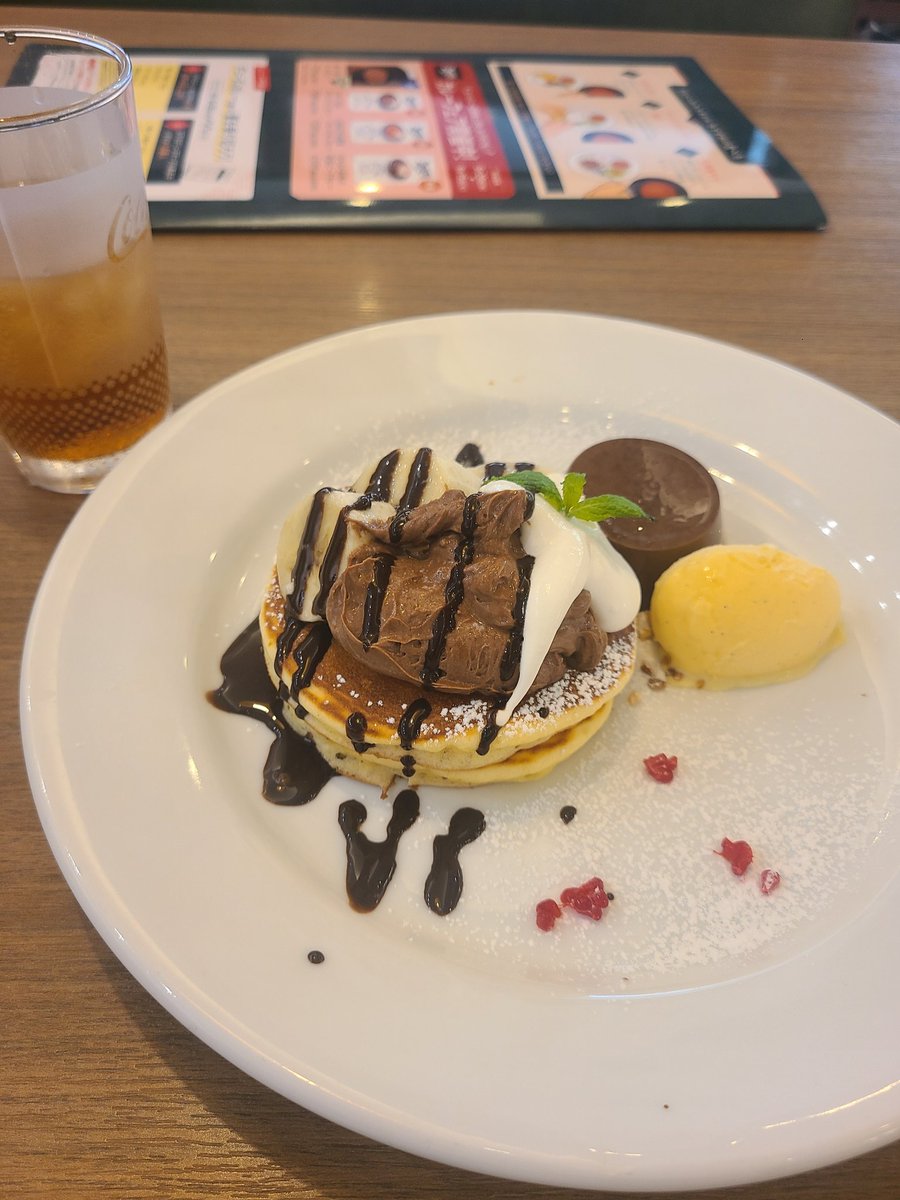 umekou's tweet photo. デニーズのバースデーパンケーキ、気のせいか昔より……な感じ😥ピンポン2回押さないと来てくれなかったし😥 https://t.co/LKFNSGsS9b