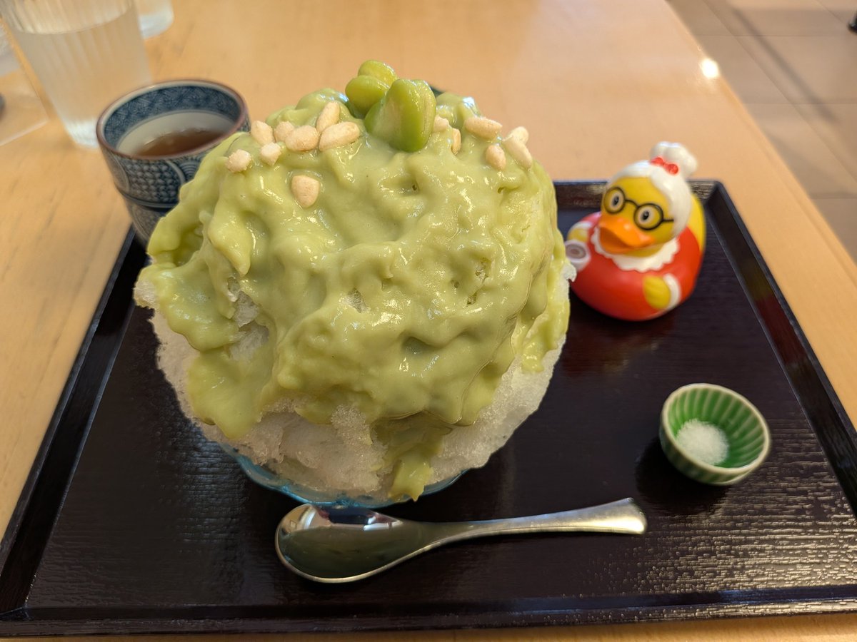 denkaky's tweet photo. そら豆(かき氷)
自由にぶらぶら歩き回り、通りかかった時並んでなかったので
かき氷結構種類あるんですが、まわりの方々もほとんどそら豆頼んいてﾜﾛﾀ🤣
かなりそら豆味
塩が添えてあるのもGood❗️
#二条若狭家 https://t.co/m5mahEDXk3