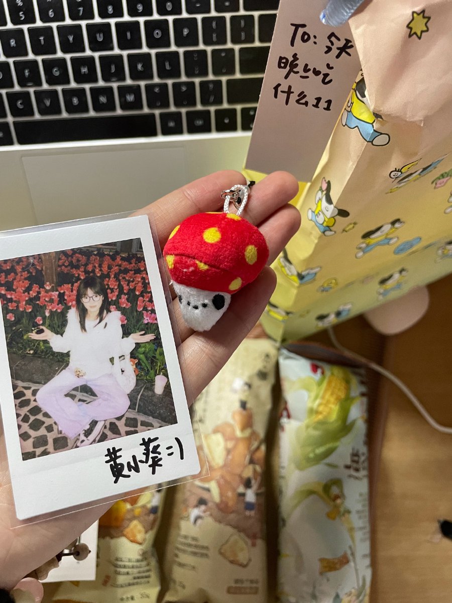 hotakjaro's tweet photo. Just shared a bag of crispy honey butter chips with my desk mate—small joy = huge happiness ， https://t.co/WDMmhF4Tfh