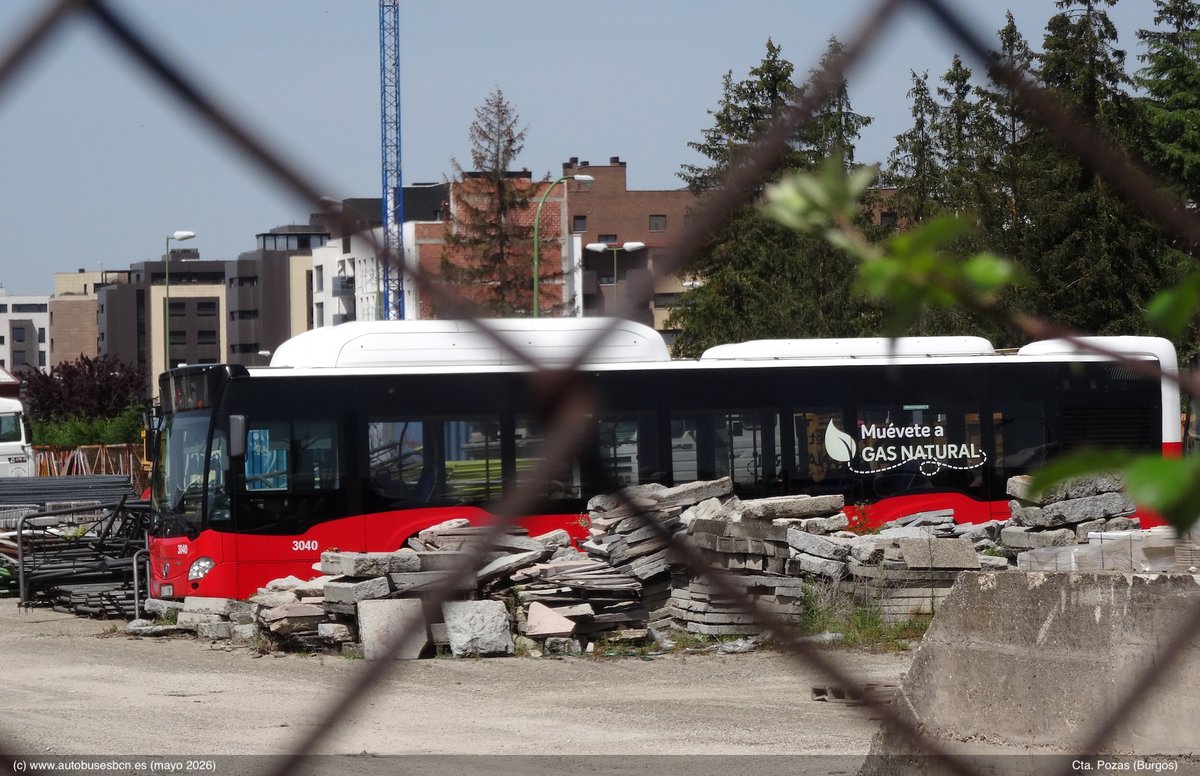 AutobusesBCN's tweet photo. No se habla mucho, o demasiado de la @EMTmadrid , de que a #Burgos han llegado también autobuses de #AlcalaDeHenares para ayudar a su servicio urbano. Están apartados/escondidos en un rincón de sus cocheras, pero parece que no van a salir ?¿?¿ @AytoAlcalaH @Aytoburgos https://t.co/7c0i6XfGoq