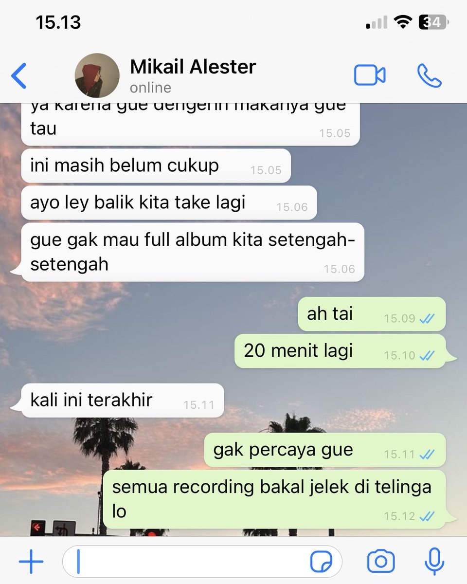 ayelnocturne's tweet photo. structure, dan sound. People always assume they’re dating, padahal di band mereka, ada satu rule yang dibuat sama Mikail dan itu konyol, no dating within the band. Katanya sih biar gak bawa urusan personal ke dalam musik https://t.co/3zgowYxs26