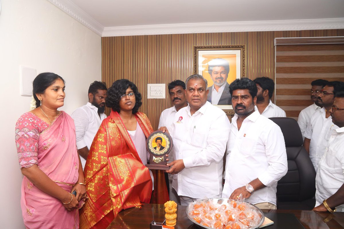 vijayrambomaxim's tweet photo. இராயபுரத்தில் புதிய சட்டமன்ற உறுப்பினர் அலுவலகத்தை, தொகுதி மக்களின் பயன்பாட்டிற்காக, மாண்புமிகு ஊரக வளர்ச்சி மற்றும் நீர்வளத்துறை அமைச்சர் திரு. N.ஆனந்த் அவர்கள் திறந்து வைத்தார்.

@CMOTamilnadu 
@BussyAnand 
@Kvthamu
@peramburshivav 
@vijayragavan_k https://t.co/moyeIkoRg9