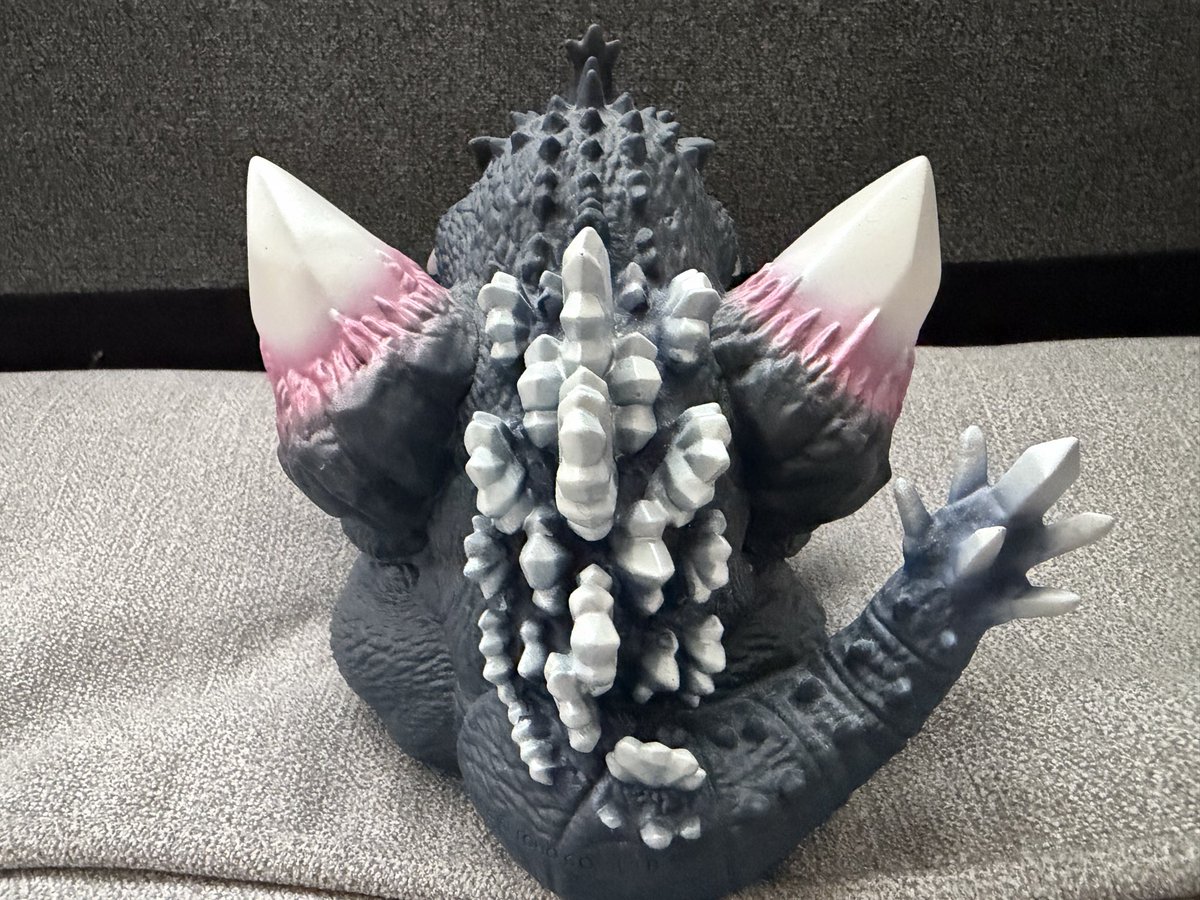 godzimism's tweet photo. ムビモンVer.2.0祭りで、物欲の限界を試されています
誘惑を抑え込むための一手
鎮座獣スペースゴジラ
造形が細かく強そうなのに、小さくて可愛いギャップもあり、もはや景品レベルを超えるクオリティ
しかも箱までカッコよくて捨てられないの分かる?
#鎮座獣
#スペースゴジラ
#Ver2.0 https://t.co/a3qozOoVZp