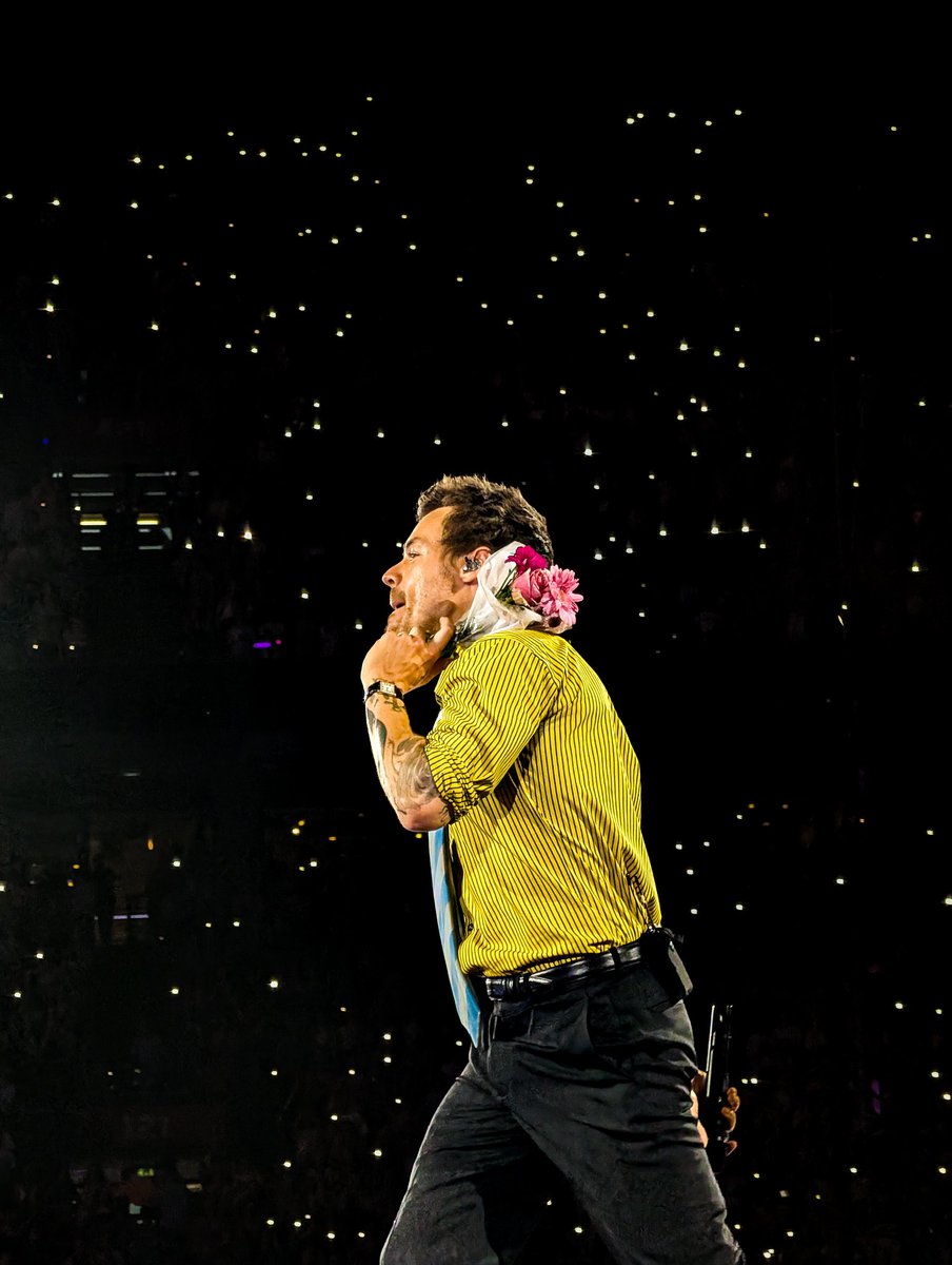 Noa_nvt's tweet photo. Harry styles with his flowers during the Together Together tour N6. Would love to find the fan who gave him the flowers❤️

Dont repost without credits please🤗
#harrystyles #KISSCO @Harry_Styles @HSHQ #tour #onedirection https://t.co/gQTSastkh0