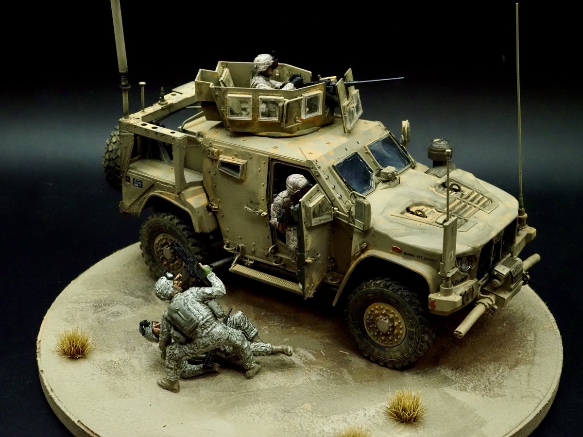 FuwakuT's tweet photo. JLTV、完成しました。
戦車とは違ってスケール的な迫力があまりないので、#マスターボックス の米兵フィギュアも使ってシーンに。
いい感じにまとまったかも！

#プラモデル
#JLTV
#RYEFIELDmodel 
#新作 https://t.co/oTdubgeXyU
