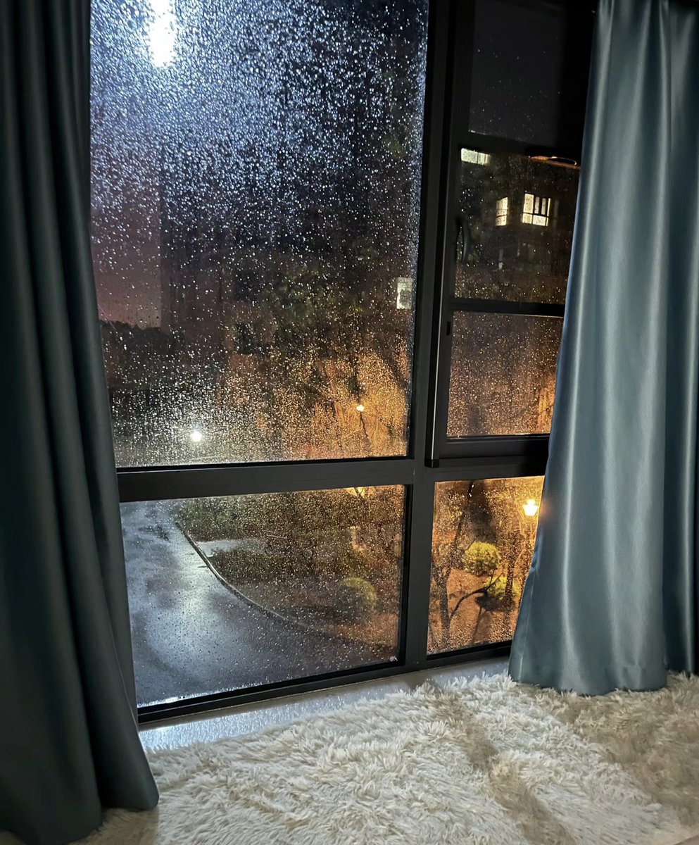 envic_vice's tweet photo. Turning up my favorite playlist on a rainy night—nothing beats the cozy vibe that only good music can bring! ， https://t.co/1TqB6KsYYq