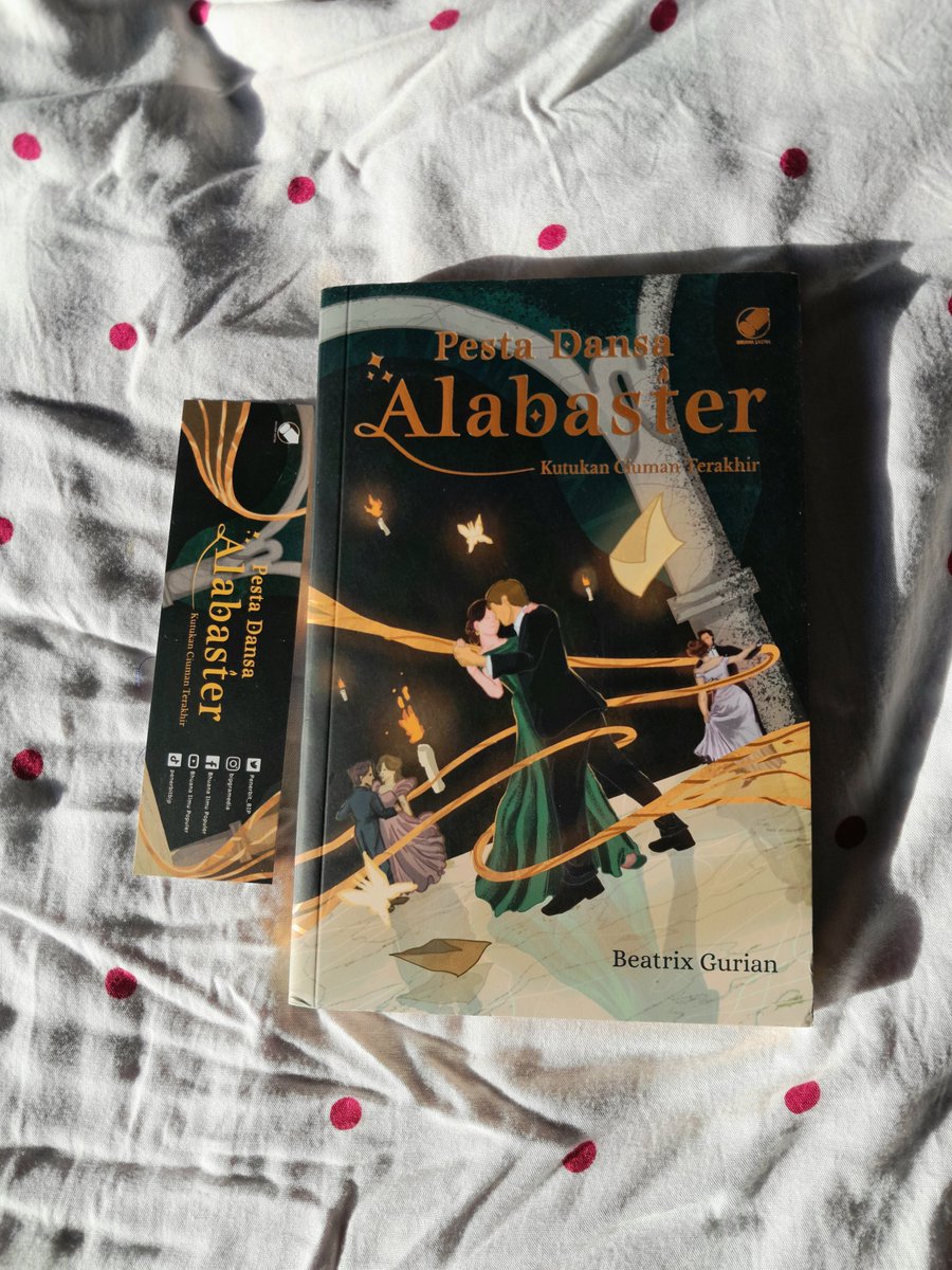 Sintheticsky's tweet photo. 📚 currently reading 💃

~ Pesta Dansa Alabaster 
~ Beatrix Gurian
~ Sci-fi, mystery, and romance
~ 330 pages

⭐️ fyi, ini novel dari penulis Jerman 🇩🇪 yang diterjemahkan oleh Diandra Riskyutami ✨️

— utas membaca ~ https://t.co/kAvwCezKze