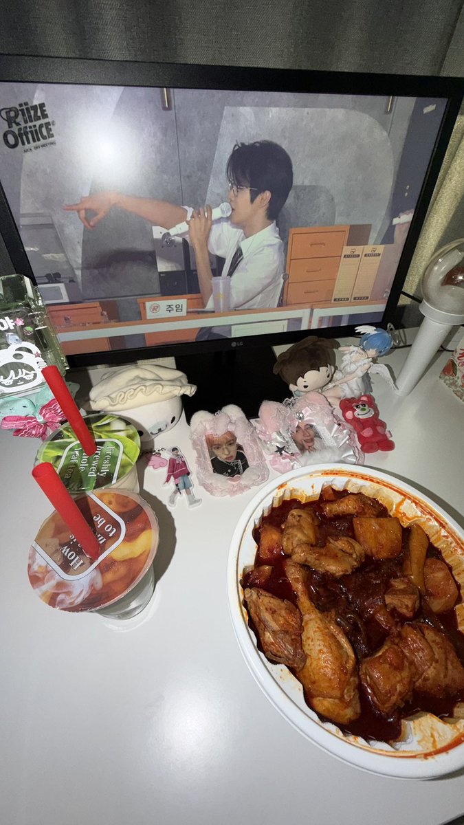 viiopd's tweet photo. 집에서 에어컨 틀고 친구랑 엽닭 먹으며 온콘 보는 내가 승자ㅋㅋ(라고자기합리화) https://t.co/71pdoZzW9H