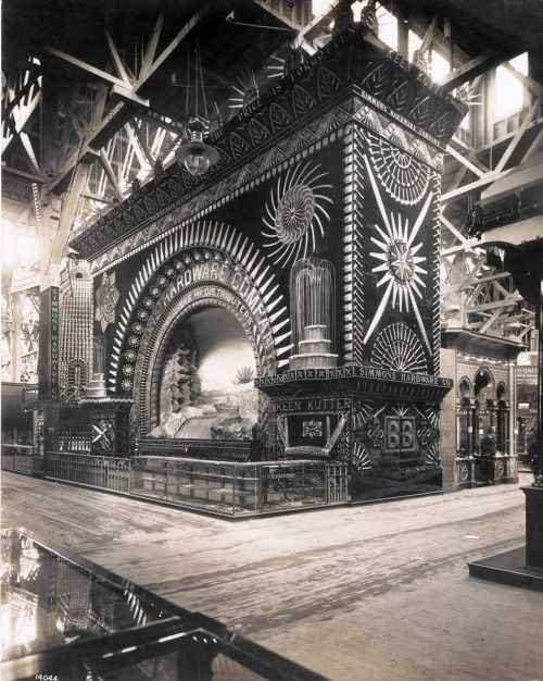 SpireDomePillar's tweet photo. 1904 - Simmons Hardware Company exhibit in the Palace of Manufacturers at the the St. Louis World’s Fair. https://t.co/0XU6CPLL1N