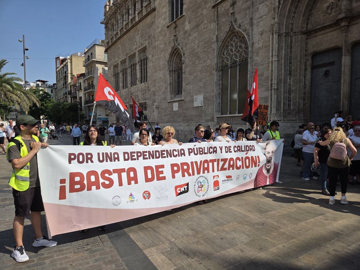 CNT_Valencia's tweet photo. El SAD en lucha❤️‍🔥

Estamos hartas de PRECARIEDAD y hartas de PRIVATIZACIONES😡

🛡️Por un servicio de Atención a la dependencia digno, público, de calidad

Paralicemos València hasta que las cosas cambien ✊🪧 https://t.co/VW8rlSW4Tu