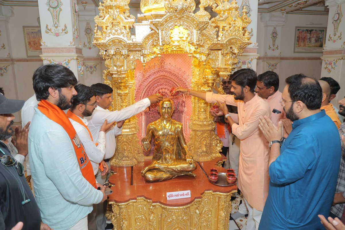 jagdishmkwana's tweet photo. બોટાદ જિલ્લાના સંગઠનાત્મક પ્રવાસ દરમિયાન સ્વામી નારાયણ મંદિર ખાતે યુવા મોરચા પ્રદેશ અધ્યક્ષશ્રી ડો. હેમાંગભાઈ જોષી એ સાથી કાર્યકર્તાઓ સાથે ભગવાન સ્વામિનારાયણની પવિત્ર લીલાભૂમિ ગઢડા ધામ સ્થિત શ્રી સ્વામિનારાયણ મંદિરમાં દર્શન કર્યા. https://t.co/wgkeQVBbzo
