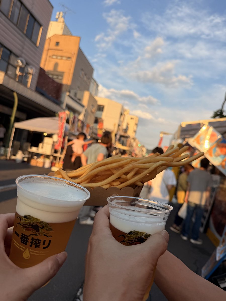oppumam's tweet photo. 今日はお街でイベント。
オーラスのサンバの踊りだけ見に来ました。
2号がこれまた楽しげに踊るのよ。
久々にビール飲みたくて1号に送迎頼んでポテトで乾杯♪(*^^)o∀*∀o(^^*)♪ https://t.co/4awINfeFsN