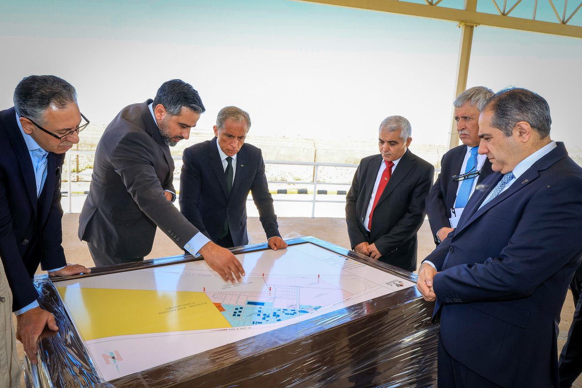 PrimeMinistry's tweet photo. رئيس الوزراء الدكتور جعفر حسَّان يوجِّه بمنح منطقة الرَّوضة الصِّناعيَّة التَّابعة لمنطقة معان التنمويَّة الحوافز والامتيازات الممنوحة لمدينة الحسين بن عبدالله الثَّاني الصِّناعيَّة في محافظة الكرك من حيث أسعار الكهرباء والأراضي ودعم التَّشغيل، إلى حين تزويدها بالغاز الطبيعي من خطّ الغاز العربي؛ لتسريع الاستثمار فيها.
