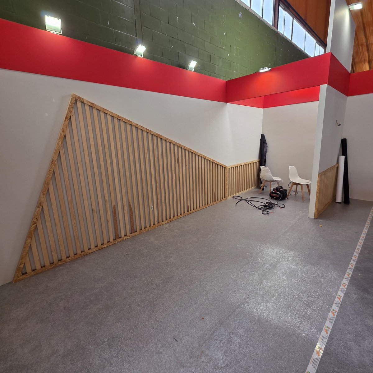 standsdmspacio's tweet photo. A falta de la rotulacion que la montaremos hoy, el stand de @lonchiber en @FICGuijuelo está preparado y listo para la entrega mañana al cliente. https://t.co/Tpum6ZGEM7