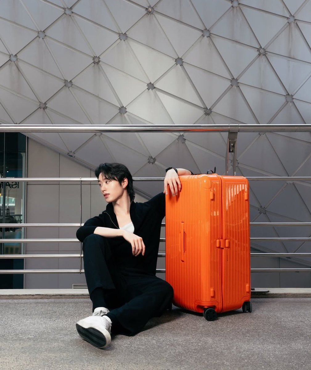 harxeuphoria's tweet photo. EST INSTAGRAM UPDATE WITH RIMOWA!! 🥹🖤

( #est_rvp ) 
#RIMOWA #RIMOWAEssential https://t.co/0vFL0pCz8h
