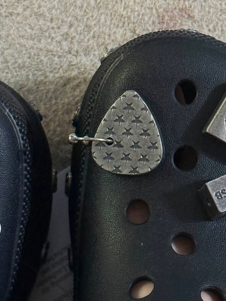 latencyupdates's tweet photo. #HEEYEON Instagram broadcast channel 

‘I bought summer crocs, but they have guitar picks. Awesome lol’

#LATENCY #레이턴시 https://t.co/SQMGHfboQY