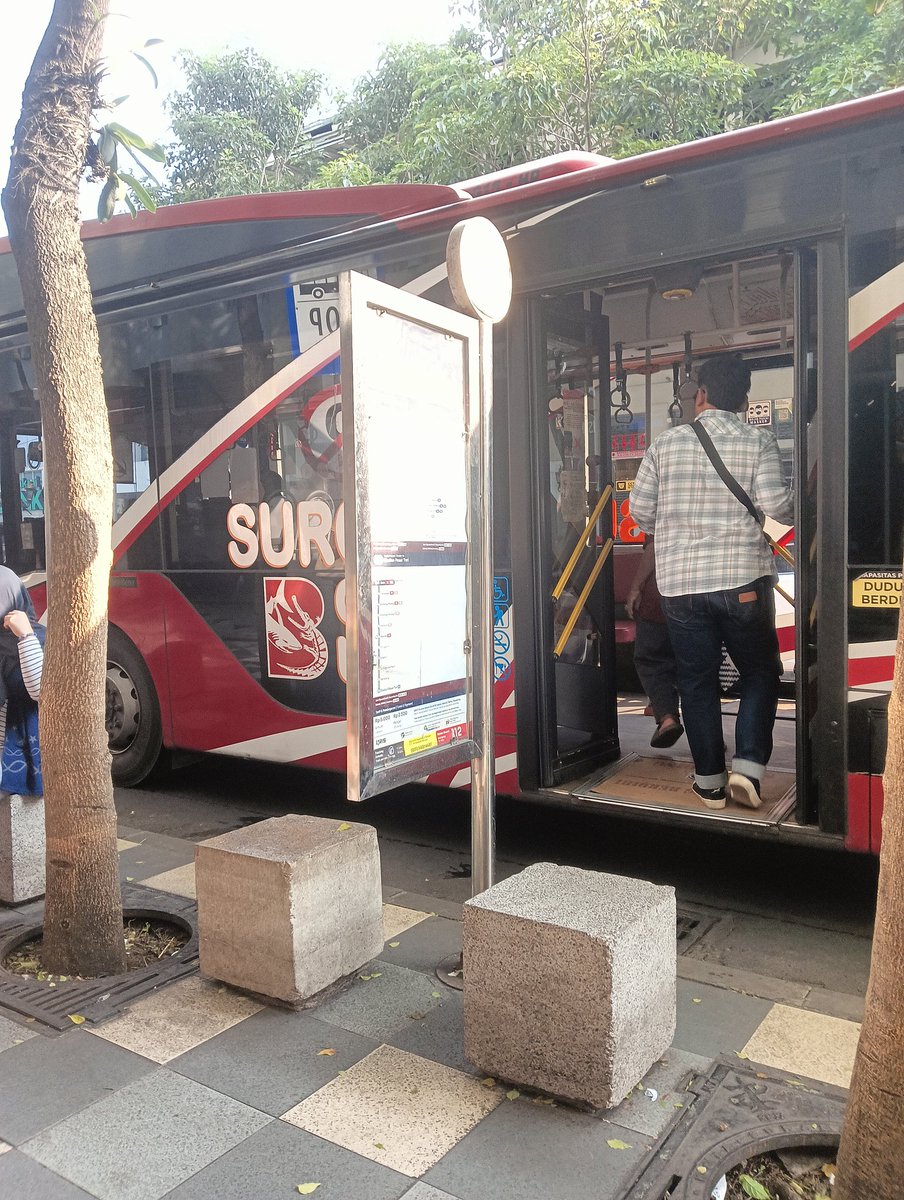 ShitpostBoyo Bus tweet media