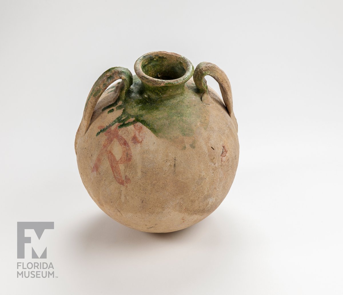 FloridaMuseum's tweet photo. Online Exhibit 🫒 Rare, Beautiful &amp; Fascinating

Feature: Spanish Olive Jar

Spanish colonists used olive jars to ship olive oil, wine, honey and other goods. Archaeologists rarely find intact jars like this one. 🎧 More with Gifford Waters: https://t.co/lLgUYzJ0bY https://t.co/RFKYlxBsJ3