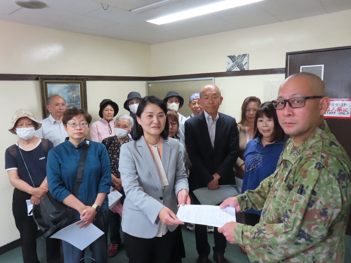 peacegorie's tweet photo. 習志野演習場で5月27日に起こった場外降着に対する抗議等を本日5/31、習志野駐屯地にて日本共産党として行いました。
住民などを巻き込む大惨事が起こる前に、この地での訓練は止めてもらいたいと皆で伝えました。詳しくはブログで。https://t.co/E1blC5RFC7 https://t.co/7qBdOOoPbN