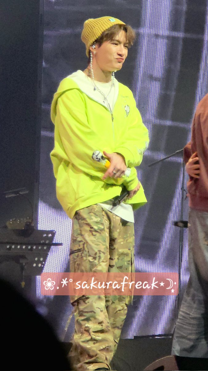 sakurafreak_hph's tweet photo. Neon green looks great on Krist 💚

KRIST MUSICONSG D2

#GMMTVMUSICONSINGAPOREDAY2
#KristPerawat https://t.co/JTICaLmLof