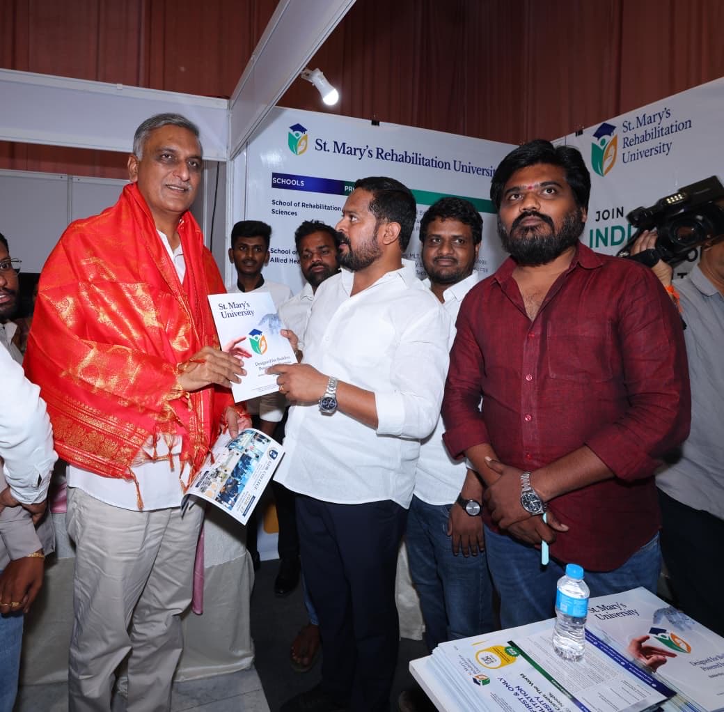 BrsSiddipet's tweet photo. సిద్దిపేట పట్టణం లో జరిగిన రిజనల్ ఎడ్యూకేషన్ ఫెయిర్ కార్యక్రమంలో పాల్గొన్న మాజీ మంత్రి ఎమ్మెల్యే @BRSHarish గారు.

ఈ సందర్భంగా మాట్లాడు��ూ నిర్వాహకులకు అభినందనలు తెలిపారు. జిల్లా యువత, విద్యార్థులు ఇలాంటి అవకాశాన్ని సద్వినియోగం చేసుకోవాలన్నారు. https://t.co/hzw5TW91Lz