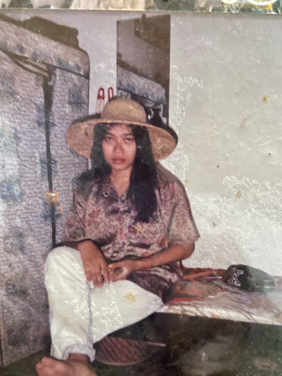 chavoire_'s tweet photo. my mom’s facecard when she was my age >>>>>>>>> https://t.co/RTEdOvk94z
