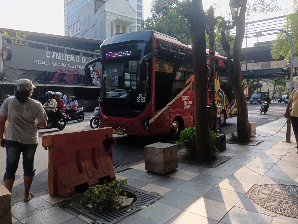 ShitpostBoyo Bus tweet media
