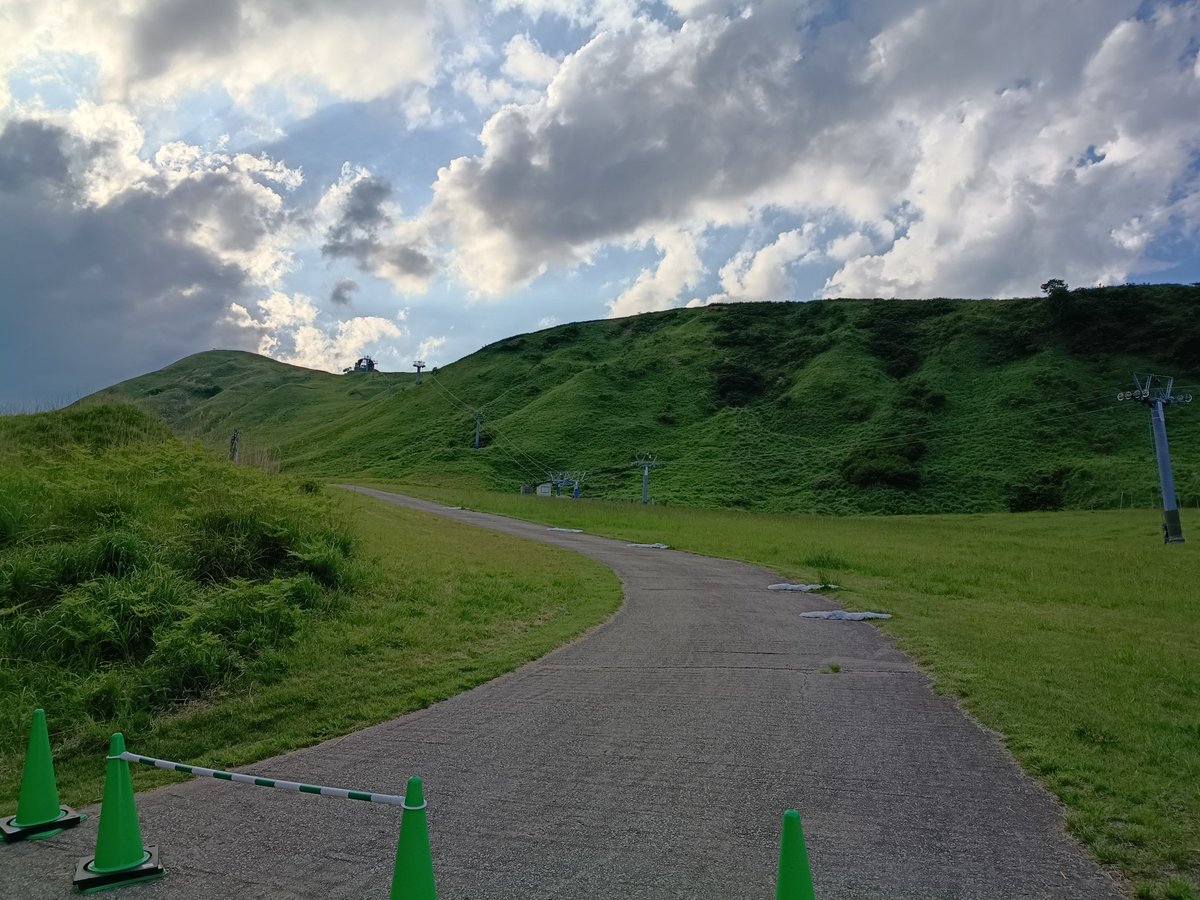 flightlessrider's tweet photo. 本日のお宿はハチ高原オートキャンプ場。林間サイトはフリーサイトですが、私しかいないらしい。初のソロキャンプがガチのソロ😅
道路を挟んだ芝生サイトにはほかのお客さんもいらっしゃいます。
ちなみにここの林間サイトは直火の焚き火OKなので、いまからソロバーベキュー🥩&amp;焚き火タイム🔥 https://t.co/W30NjPWeHQ